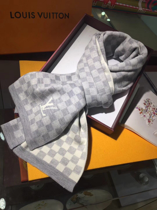 l**is V*t*n scarf