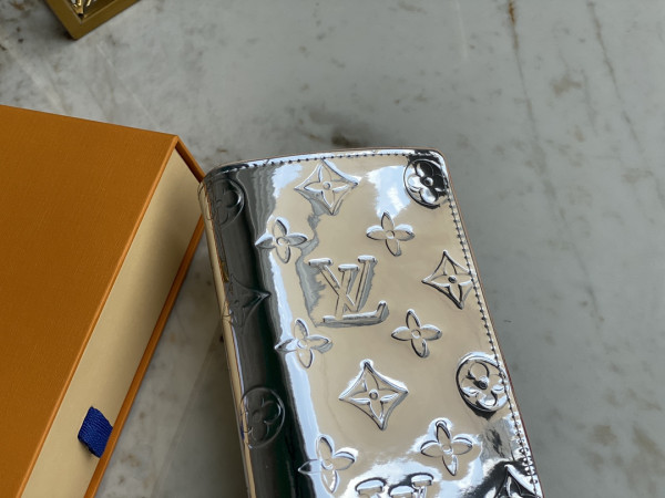 l**is V*t*n brazza wallet