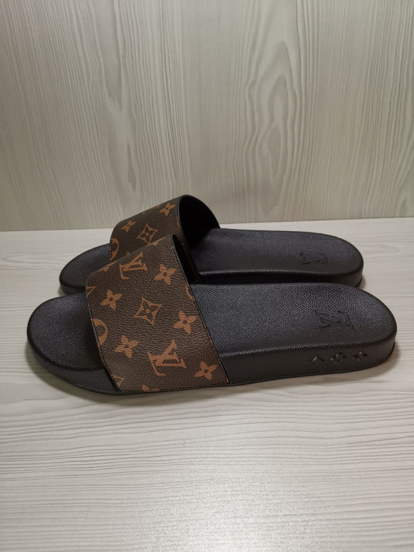 l**is V*t*n slippers
