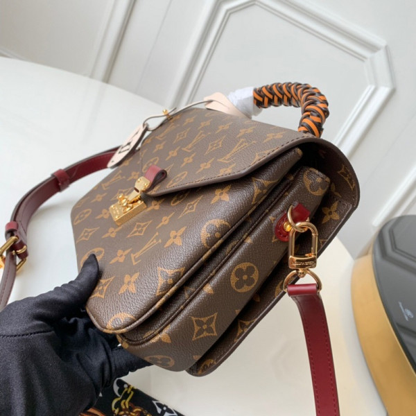 l**is V*t*n pochette metis