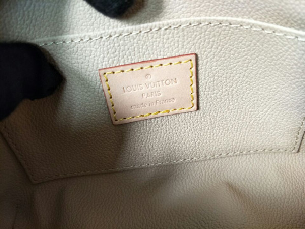l**is V*t*n cosmetic pouch