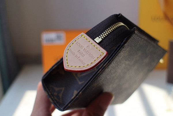 l**is V*t*n toiletry pouch 15