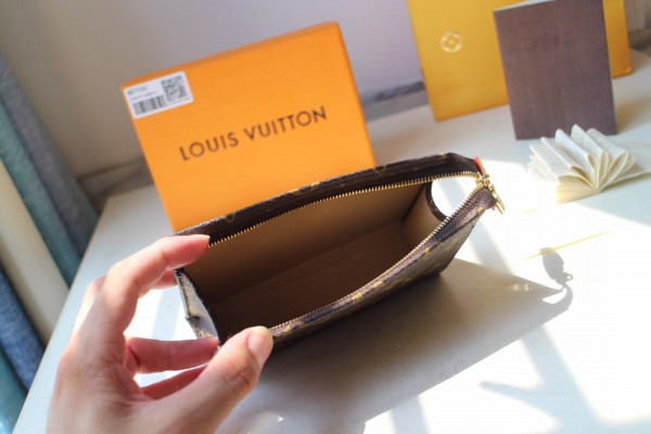 l**is V*t*n toiletry pouch 15