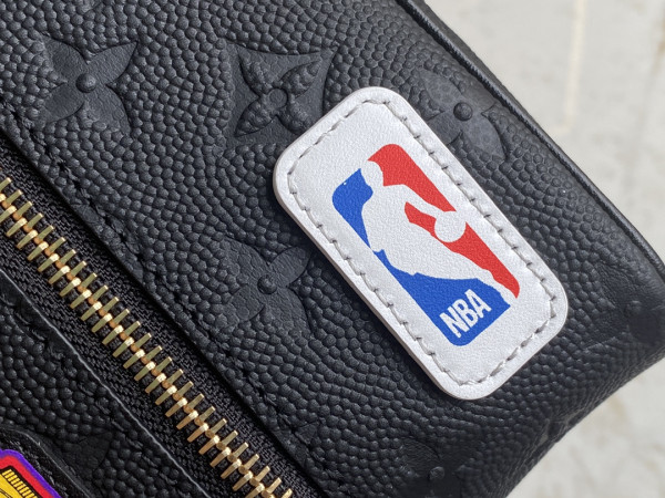 l**is V*t*n lvxnba cloakroom dopp kit