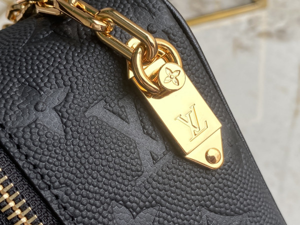 l**is V*t*n lvxnba cloakroom dopp kit