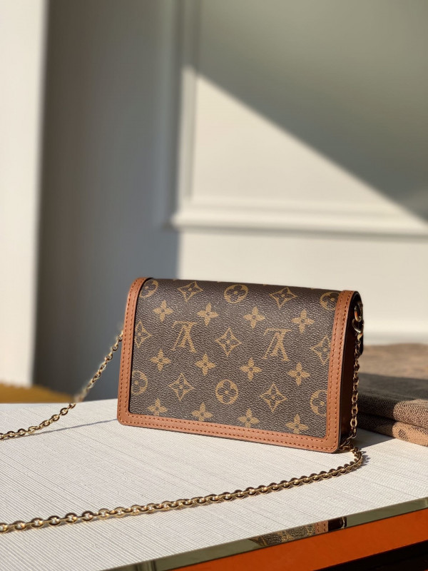 l**is V*t*n v dauphine chain wallet