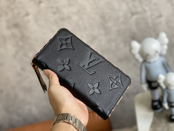 l**is V*t*n zippy wallet