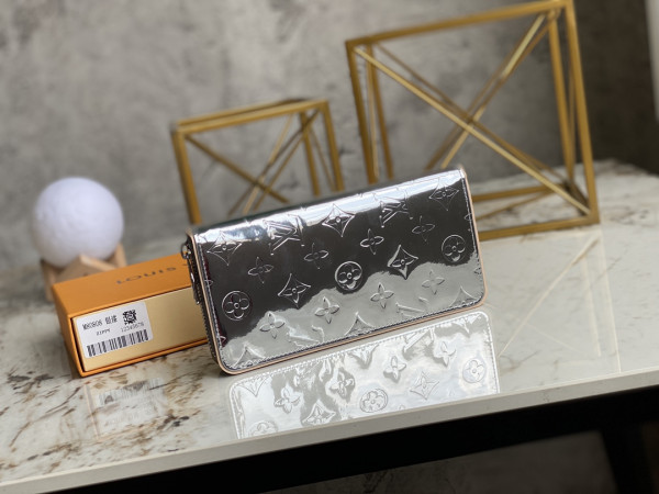 l**is V*t*n zippy wallet vertical