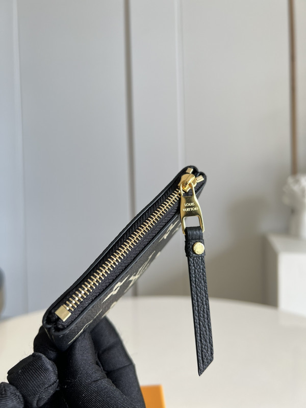 l**is V*t*n key pouch