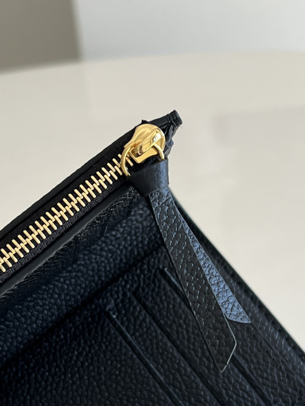 l**is V*t*n victorine wallet