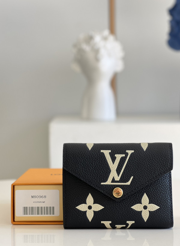 l**is V*t*n victorine wallet