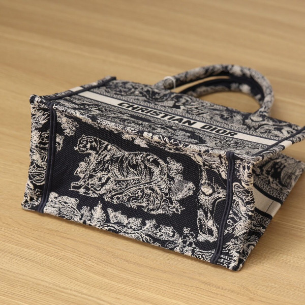 small D*or book tote