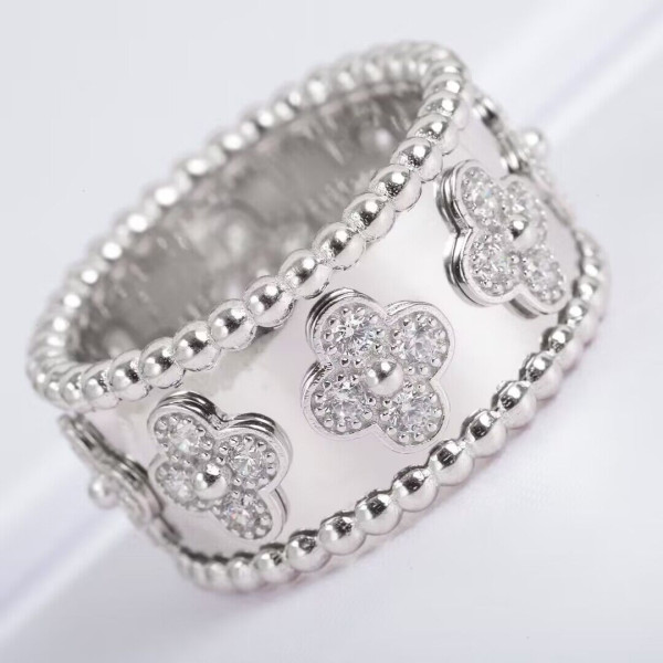 Van Cleef & Arpels Perlée clovers ring