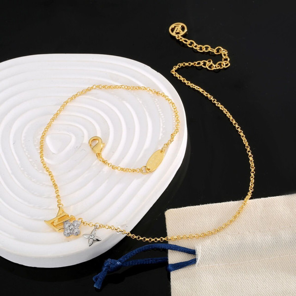 l**is V*t*n necklace