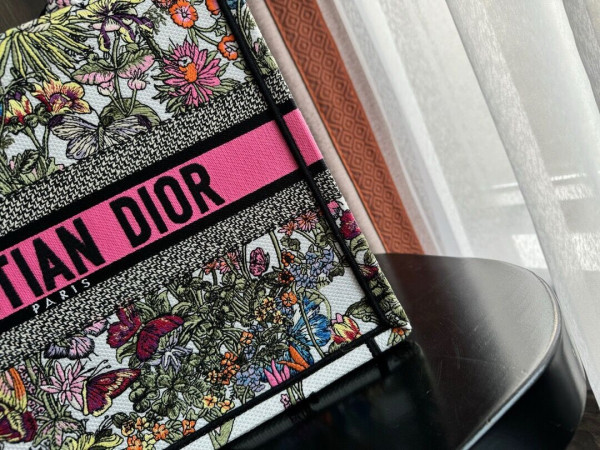medium D*or book tote