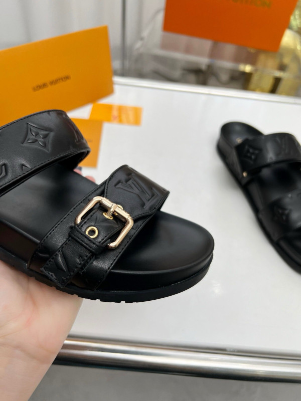 l**is V*t*n slippers