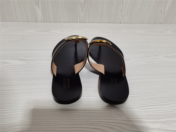 G*u*i leather thong sandal with double g
