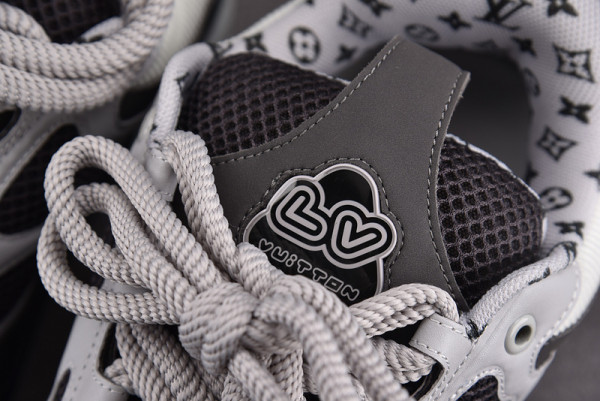 l**is V*t*n sneakers