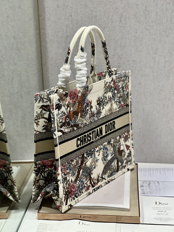 large D*or book tote