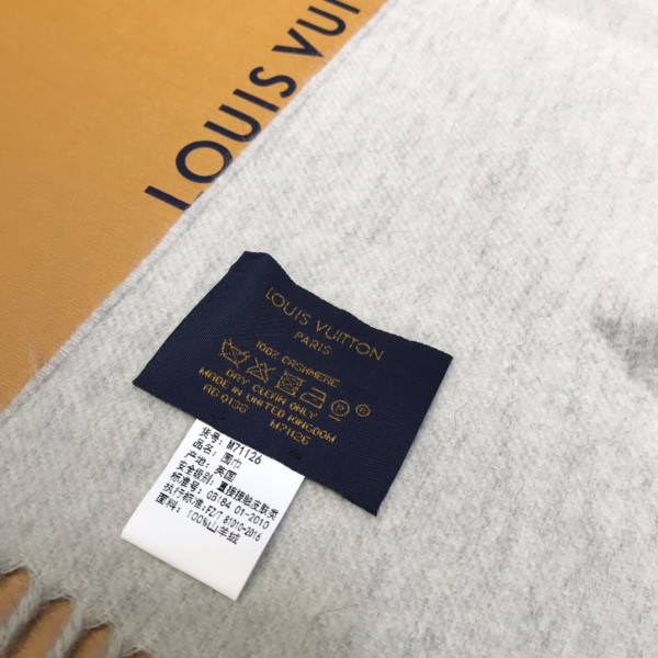 l**is V*t*n reykjavik scarf