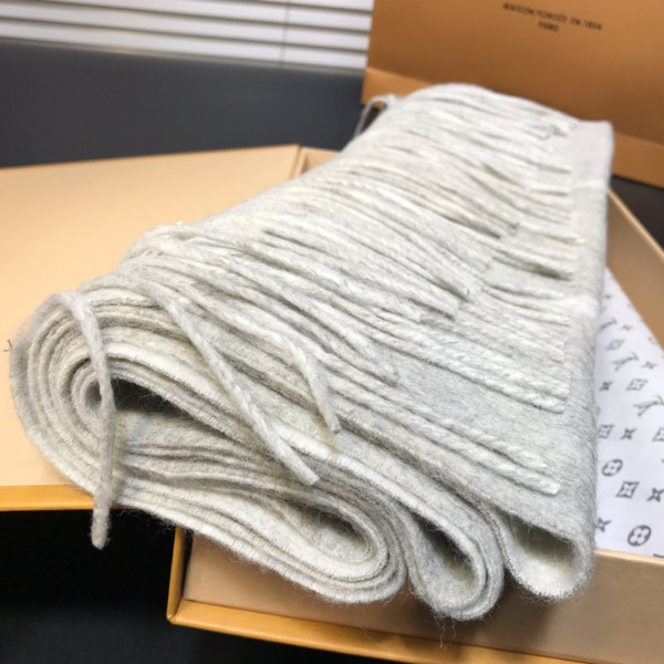 l**is V*t*n reykjavik scarf