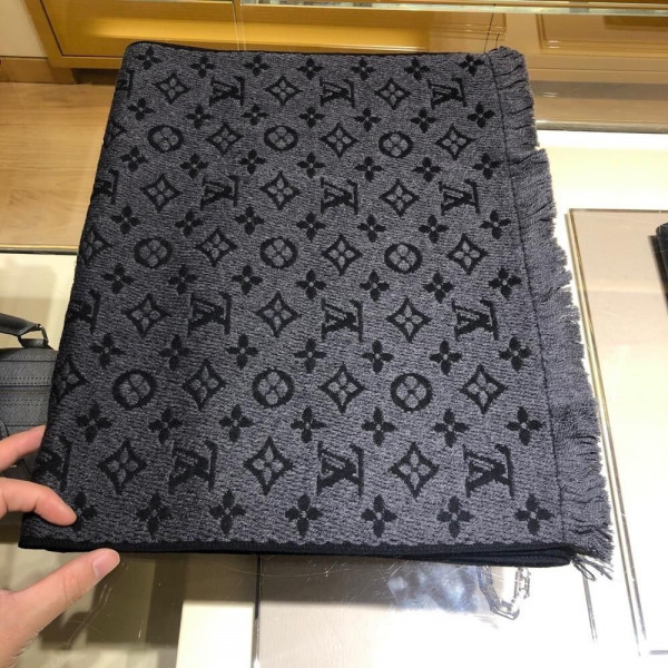 l**is V*t*n monogram classic scarf