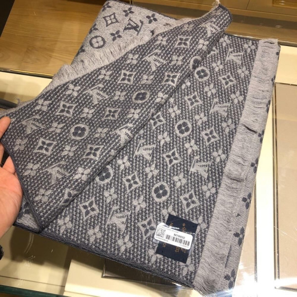 l**is V*t*n monogram classic scarf