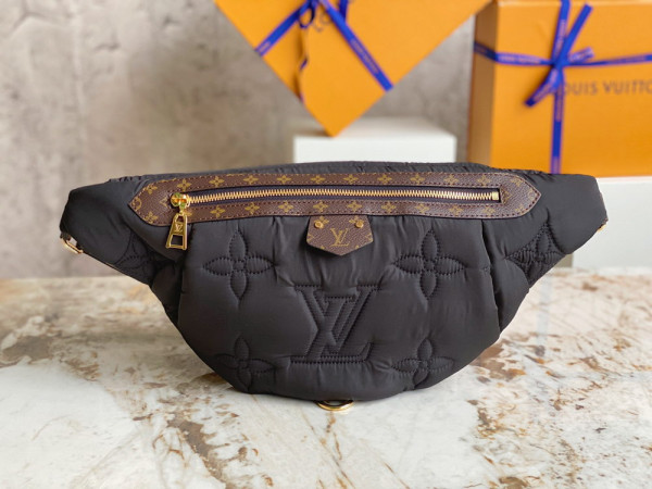 l**is V*t*n maxi bumbag