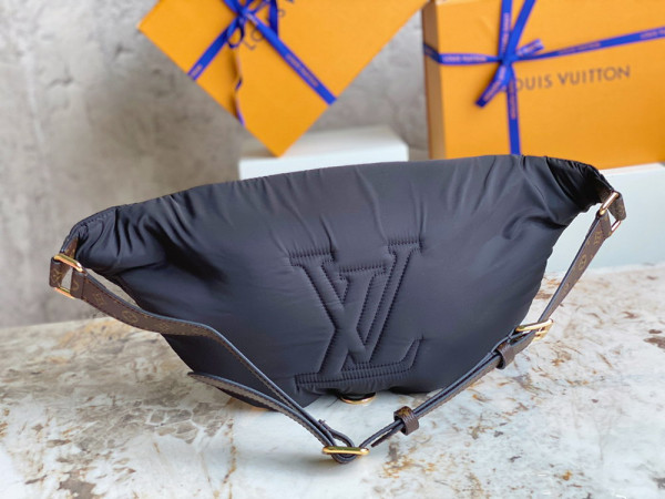 l**is V*t*n maxi bumbag