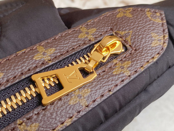 l**is V*t*n maxi bumbag