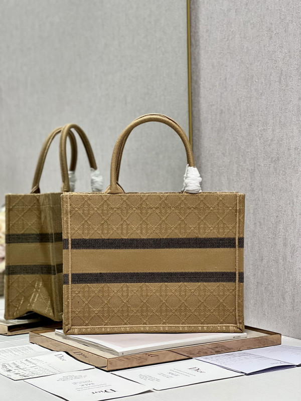 medium D*or book tote