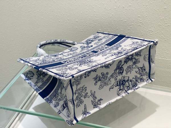 large D*or book tote