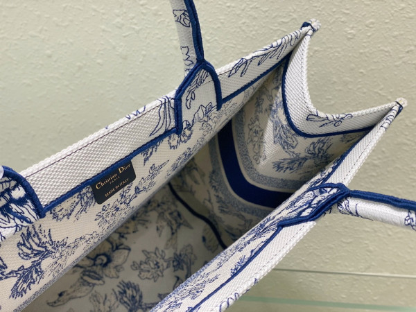 large D*or book tote