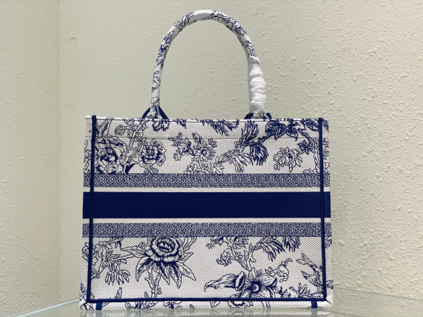 medium D*or book tote