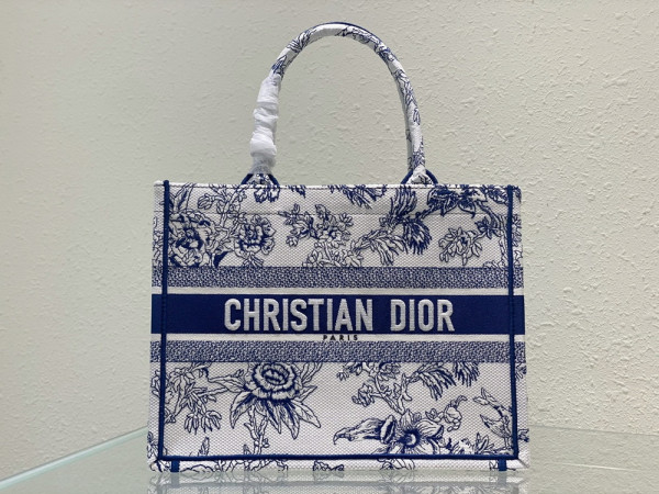 medium D*or book tote