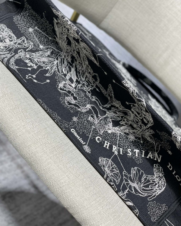 large D*or book tote