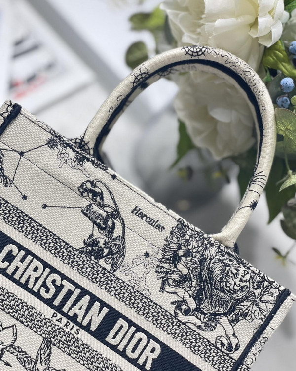 medium D*or book tote