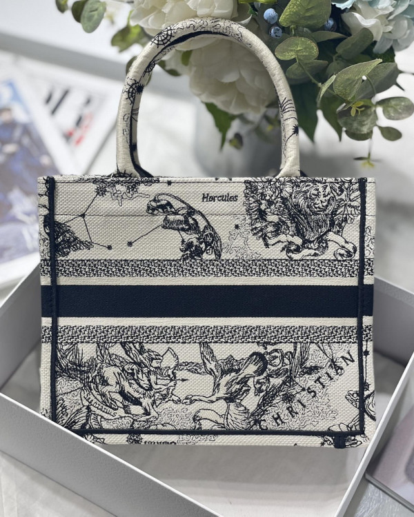 medium D*or book tote