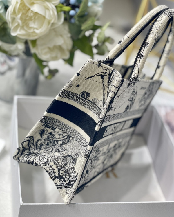 medium D*or book tote
