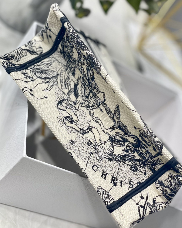 medium D*or book tote