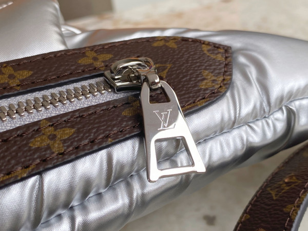 l**is V*t*n maxi bumbag
