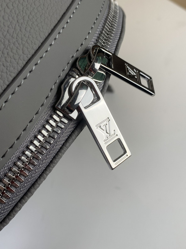l**is V*t*n takeoff backpack