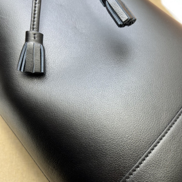 G*u*i diana small bucket bag