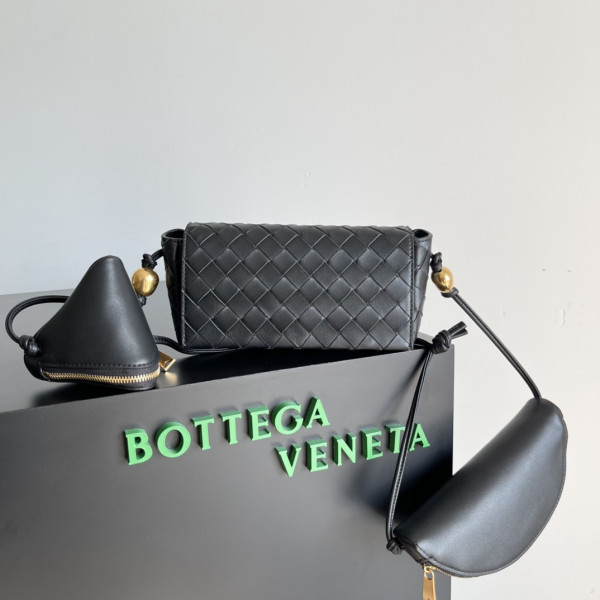 Bo*te*ga ve*ne*ta pouch on strap