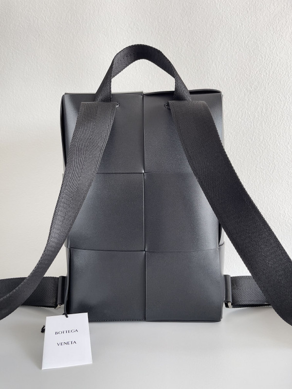 Bo*te*ga ve*ne*ta arco backpack