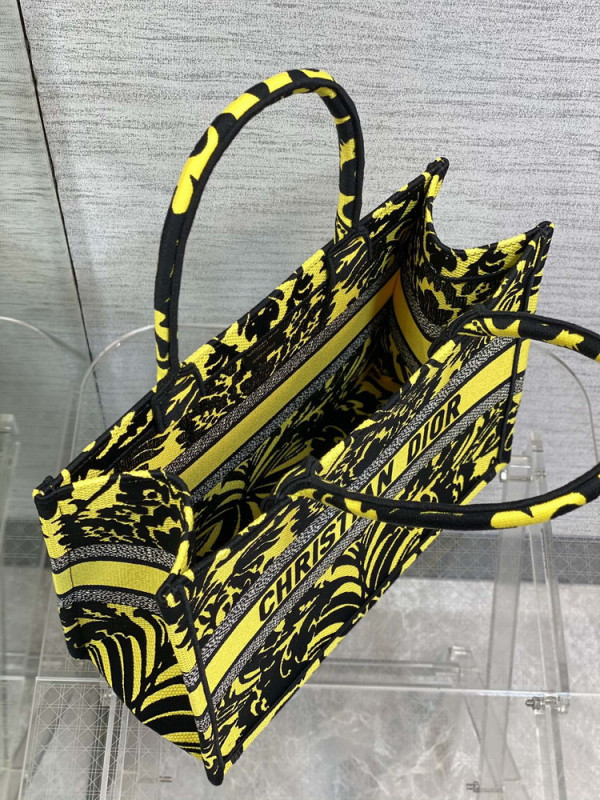 medium D*or book tote