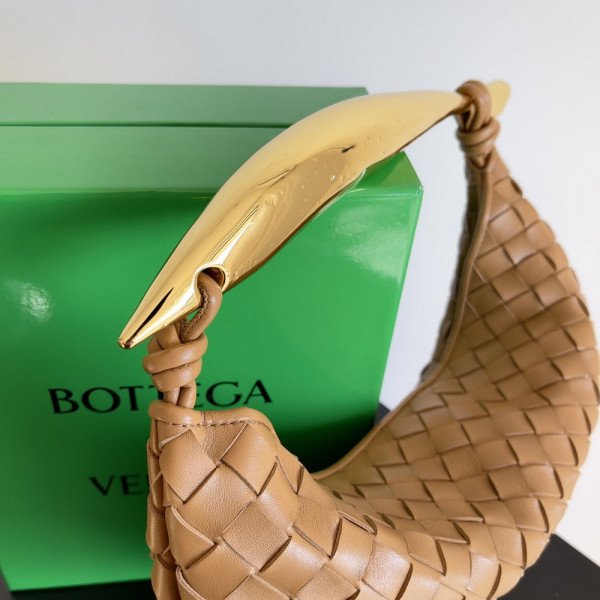 Bo*te*ga ve*ne*ta classic sardine top handle bag