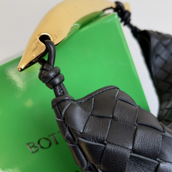 Bo*te*ga ve*ne*ta classic sardine top handle bag
