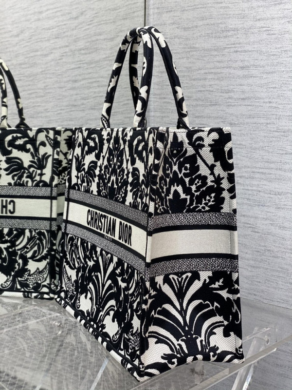 large D*or book tote