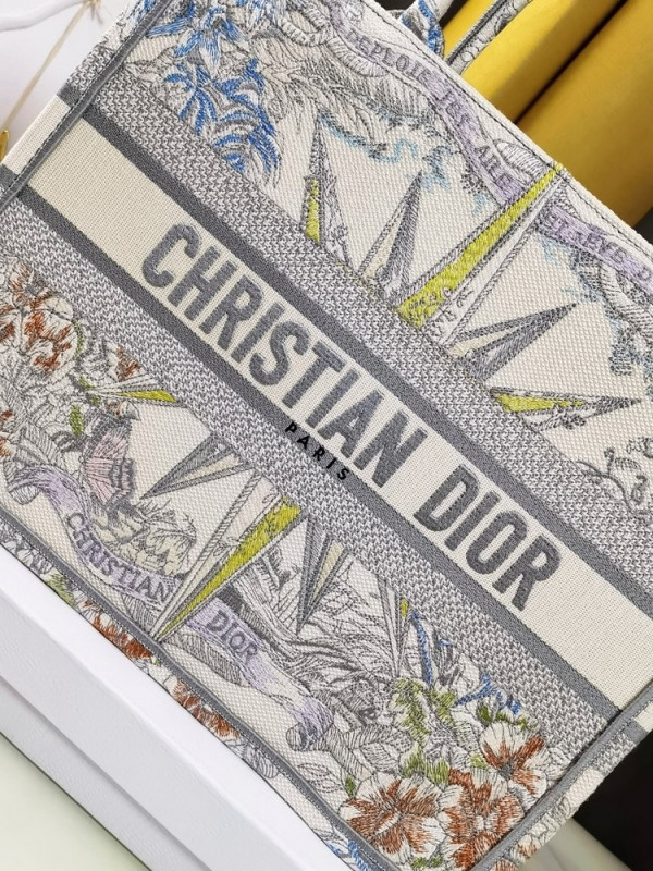 medium D*or book tote